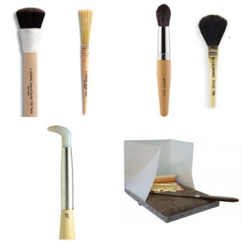 Tools brushes gold cushions and gilding knives for Kölner Poliment water gilding : gilding brushes , gilders tips, gilders mops, gold cushions, gilding knives, gold dusters